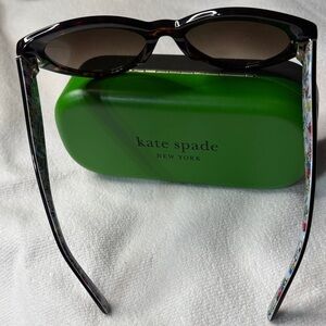 NWOT Kate spade Tortoiseshell Round Sunglasses with Bright Green Case
